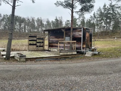 "Foodtruck" med altan och ved vid Örnvikens Glamping i skogsmiljö