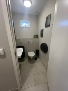 Fräscht och välskött toalettrum på Örnvikens Glamping - en trevlig överraskning