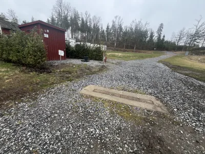 Grå- och svartvatten vid servicestuga på Örnvikens Glamping - enkelt och naturnära