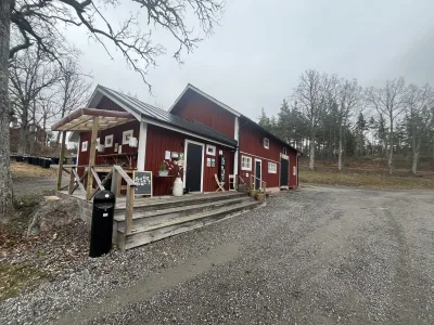 Servicehuset vid Örnvikens Glamping på en grå och mulen dag