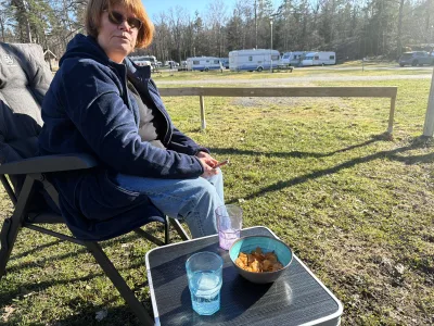 Ulrica njuter av solskenet på First Camp City Stockholm med snacks och dryck