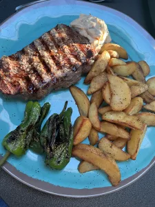 Grillad biff med klyftpotatis och pimientos de padrón på First Camp City Stockholm