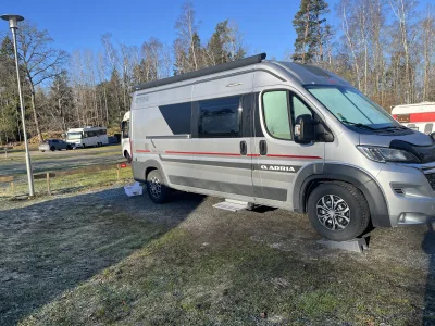 Frizze parkerad på First Camp City Stockholm en solig frostig vårdag