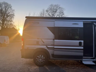 Frizze badar i solnedgångens sista strålar på ställplatsen vid Norra Kyrkogården