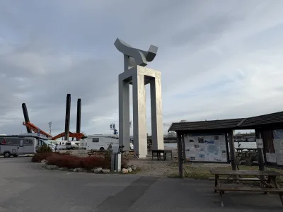 Stor skulptur vid Femöre Gästhamn där Frizze har sin ställplats för natten