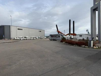 Välkomnande ställplats vid Femöre Gästhamn med gott om plats för husbilar