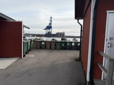 Sophantering vid Femöre Gästhamn med hamnkran och industrimiljö i bakgrunden