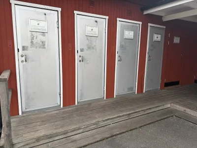 Servicehuset på ställplatsen vid Femöre Gästhamn med flera separata toalett- och duschutrymmen