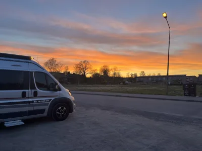 Vi fick en magisk solnedgång på vår parkering i Trosa