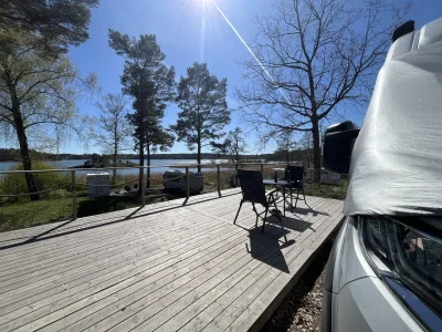 Vi njöt av sol och sjöutsikt från träaltan på Trosa Havsbad Camping