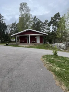En röd servicebyggnad välkomnade oss på Trosa Havsbad Camping