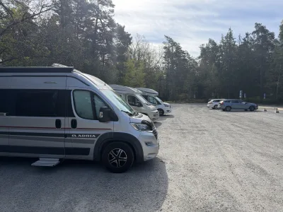 Vi hittade en fin grusad ställplats vid skogskanten i Erstavik
