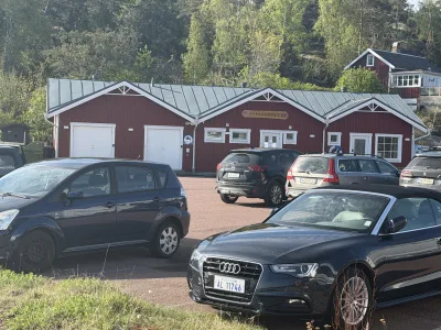Vi parkerade vid Saltviks Marina med röda servicebyggnader och grönskande skog i bakgrunden