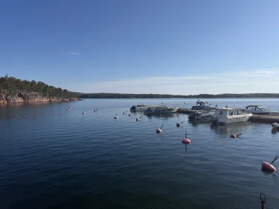 Vi njöt av utsikten över den lugna viken med båtar vid Saltviks Marina