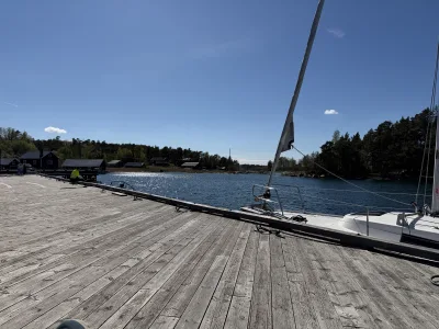 Vi hittade en härlig ställplats vid bryggan på Saltviks Marina med utsikt över vattnet