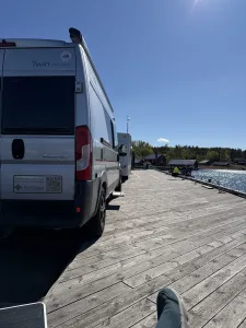 Vi parkerade på bryggan vid Saltviks Marina med fantastisk utsikt över vattnet