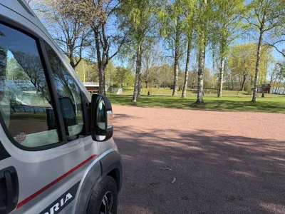 Vi hittade en fin ställplats vid Lemströms kanal omgiven av björkar och grönska