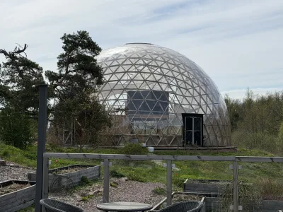 Vi besökte Stallhagens Bryggeri och fastnade för denna fascinerande geodesiska kupol i trädgården