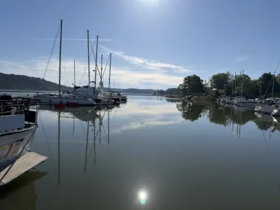 Vi vaknade till spegelblank vik med segelbåtar på Stegeborgs Egendom