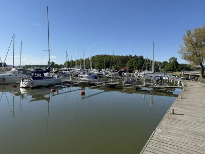 Vi njöt av utsikten över den lugna marinan vid vår ställplats på Stegeborgs Egendom