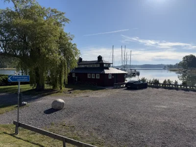 Vi hittade en härlig ställplats vid vattnet i Stegeborgs Egendom här är servicehuset