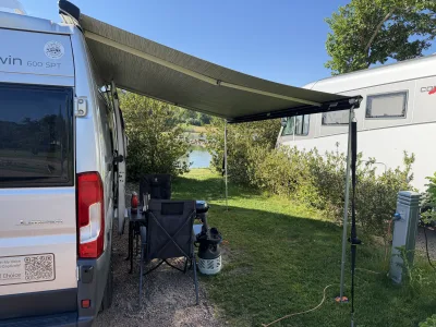 Vi slog upp markisen och njöt av skugga och utsikt vid Stegeborgs ställplats