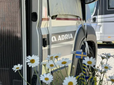 Vildblommor och svenska flaggan pryder vår Adria på Kapellskärs Camping