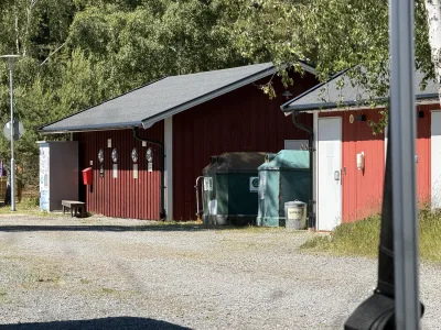 Servicehuset på Kapellskärs Camping med sophantering och faciliteter för campinglivet
