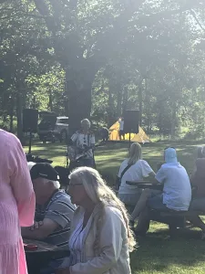 Vi njöt av livemusik i det gröna på Kapellskärs Camping en solig kväll