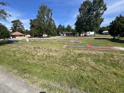 Vi hittade en rymlig campingplats med minigolfbana och gröna ytor i Kapellskär