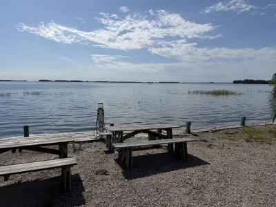 Vi hittade en härlig ställplats vid Lungers Hamn med brygga och öppen sjöutsikt