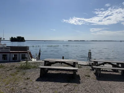 Vi njöt av utsikten över det blanka vattnet från picknickbordet i Lungers Hamn