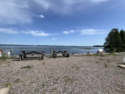 Vi hittade en fantastisk ställplats vid vattnet i Lungers Hamn med härlig utsikt