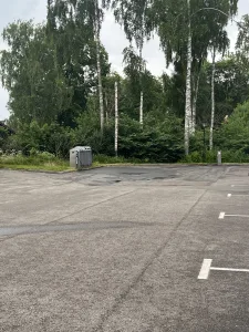 Vi hittade en enkel ställplats i Trollhättan omgiven av björkar och grönska