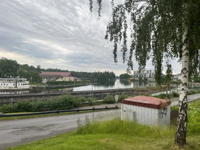 Vi parkerade vid kanalen i Trollhättan med utsikt över slussarna och vattnet