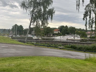 Vi övernattade på ställplats i Trollhättan med utsikt över kanalen och båtarna