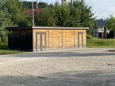 Servicehuset på ställplatsen i Jagstzell – modernt och fräscht med trädgrönt runtomkring