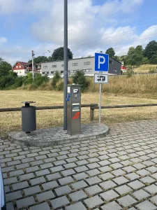 Vi hittade en bekväm ställplats med parkeringsautomat och soptunna i Jagstzell