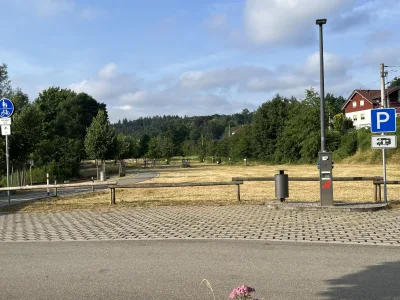 Vi hittade en rymlig ställplats i Jagstzell med fin utsikt mot skogen