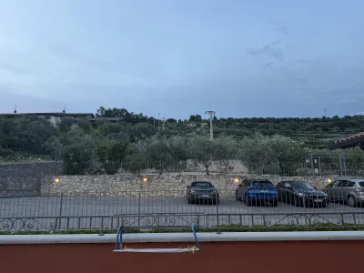 Utsikten från restaurangen Ca dei Maghi med olivlundar och stenmurar i skymningen