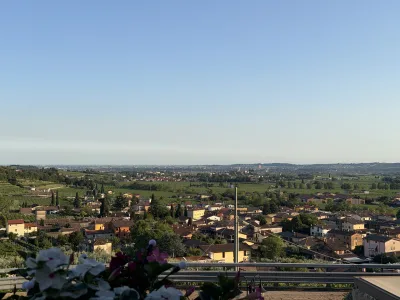 Utsikten från Ca dei Maghi sträcker sig över den vackra italienska landsbygden