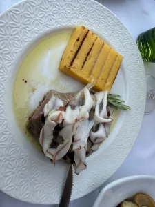 Vi njöt av oxfilé med lardo med grillad polenta på restaurang Ca dei Maghi