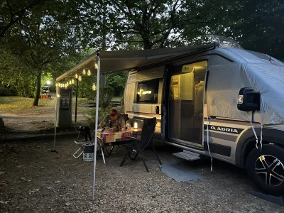 Vi njöt av en mysig kväll under markisen på campingen Sole Langhe