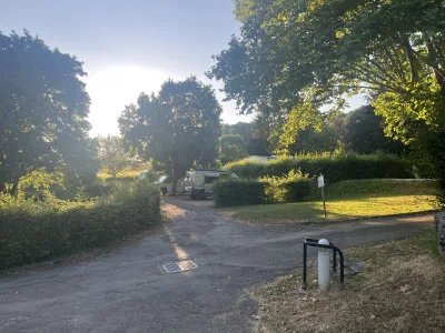 Vi hittade en skön och grön campingplats omgiven av träd och sommarsol