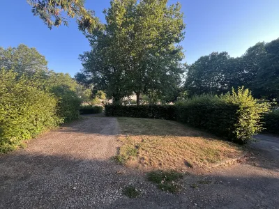 En lugn och grön plats på campingen omgiven av höga häckar och träd