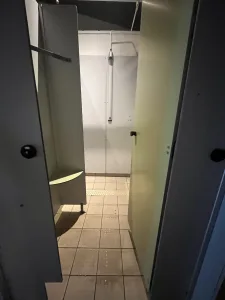 En enkel men funktionell dusch på campingen Au Cœur des Vignes