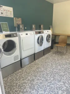 Campingens tvättstuga hade flera maskiner så vi kunde hålla kläderna rena under resan
