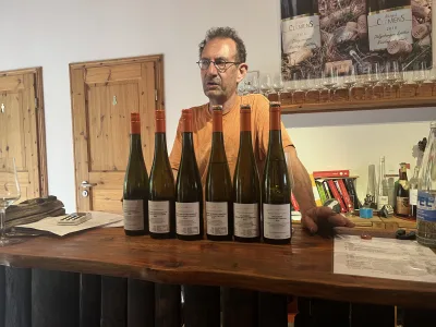 Vi provsmakade lokala viner hos Weingut Jochen Clemens under vårt ställplatsbesök