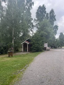 Vi hittade en lugn ställplats med röd liten stuga omgiven av björkar och grönska