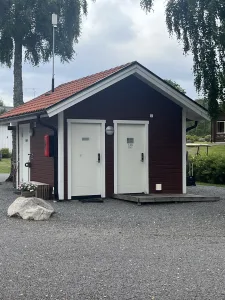Enkla men välskötta toaletter och servicehus på ställplatsen i Persköp